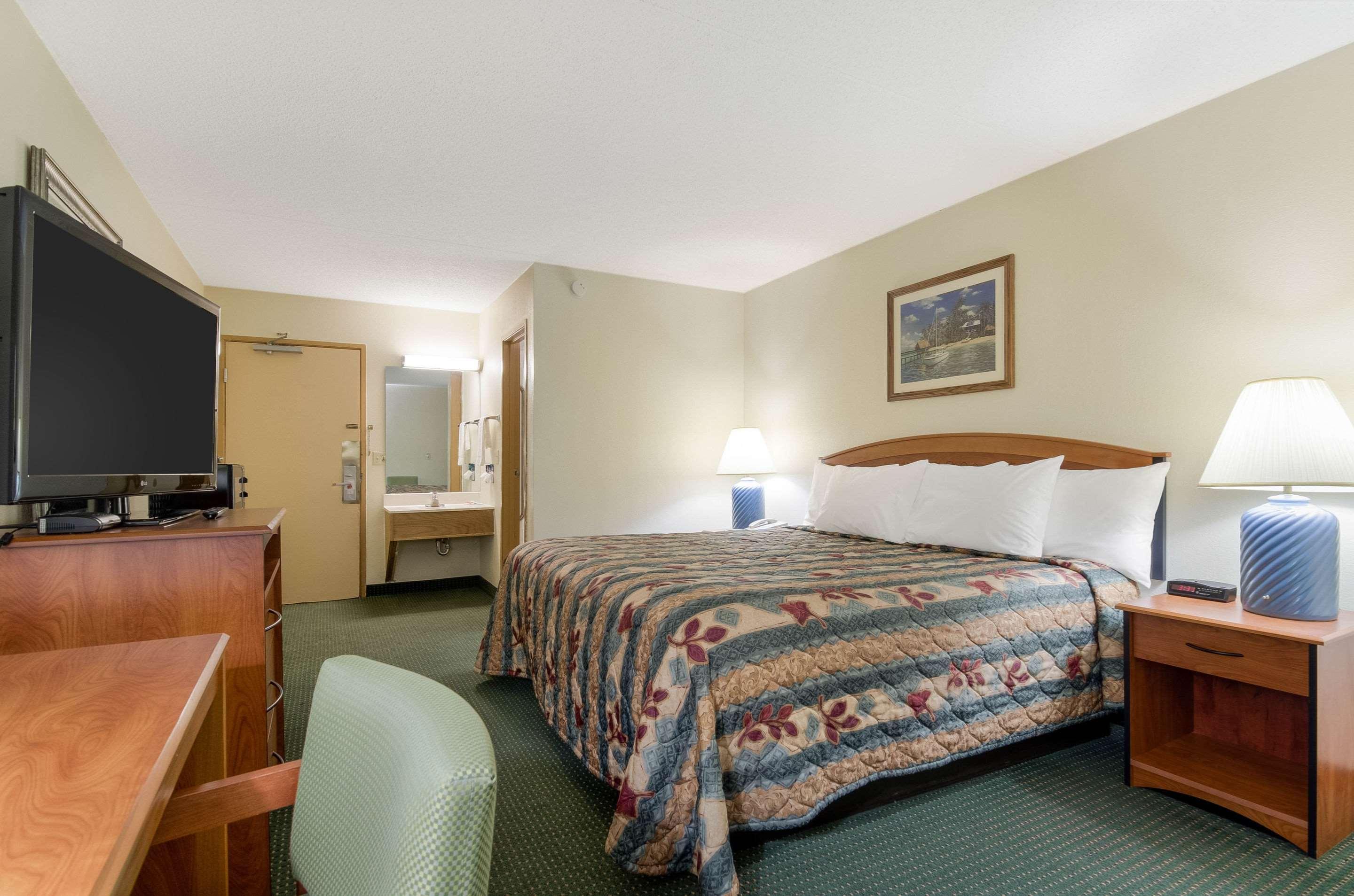 Econo Lodge Emporia Buitenkant foto
