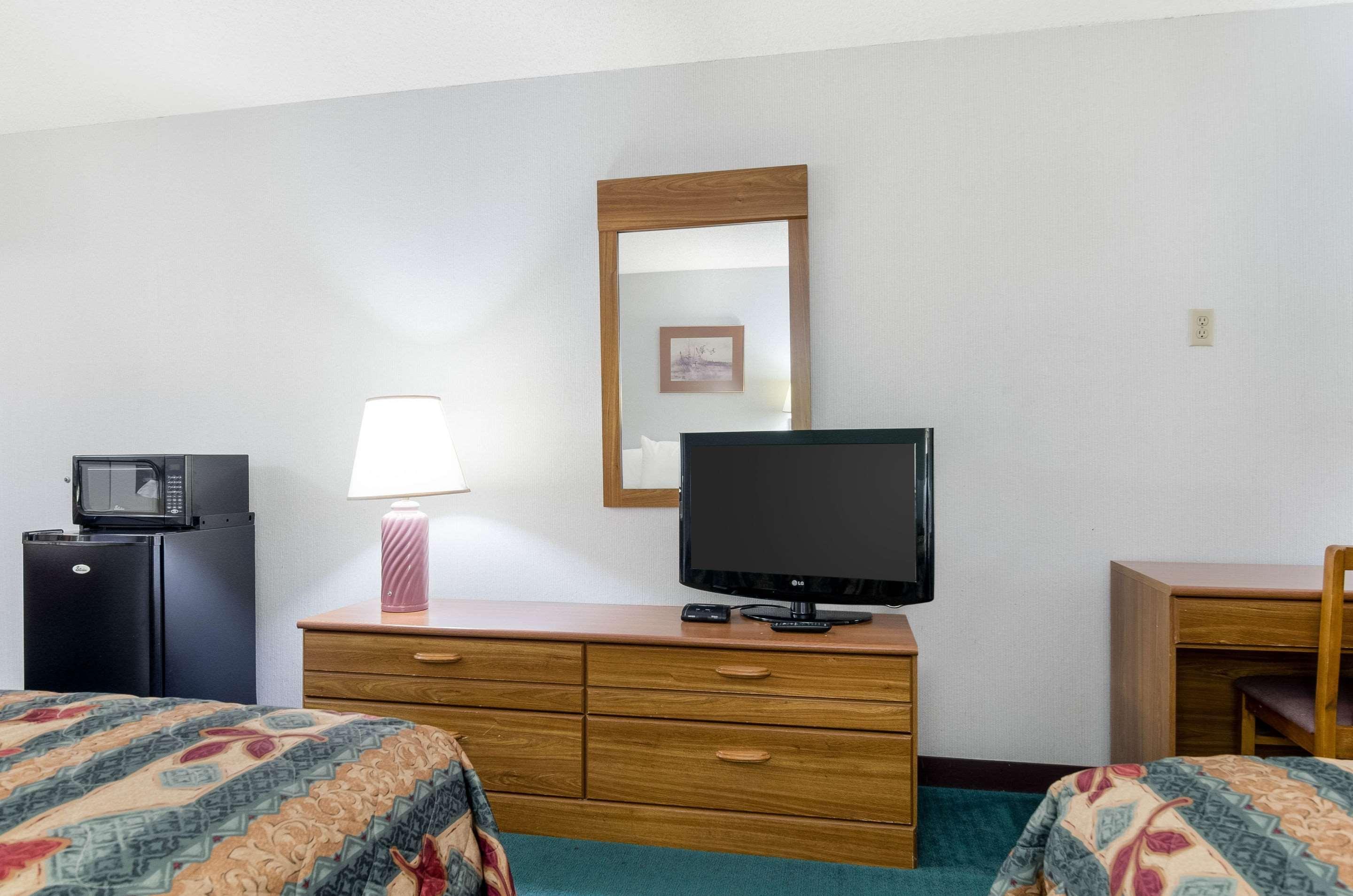Econo Lodge Emporia Buitenkant foto
