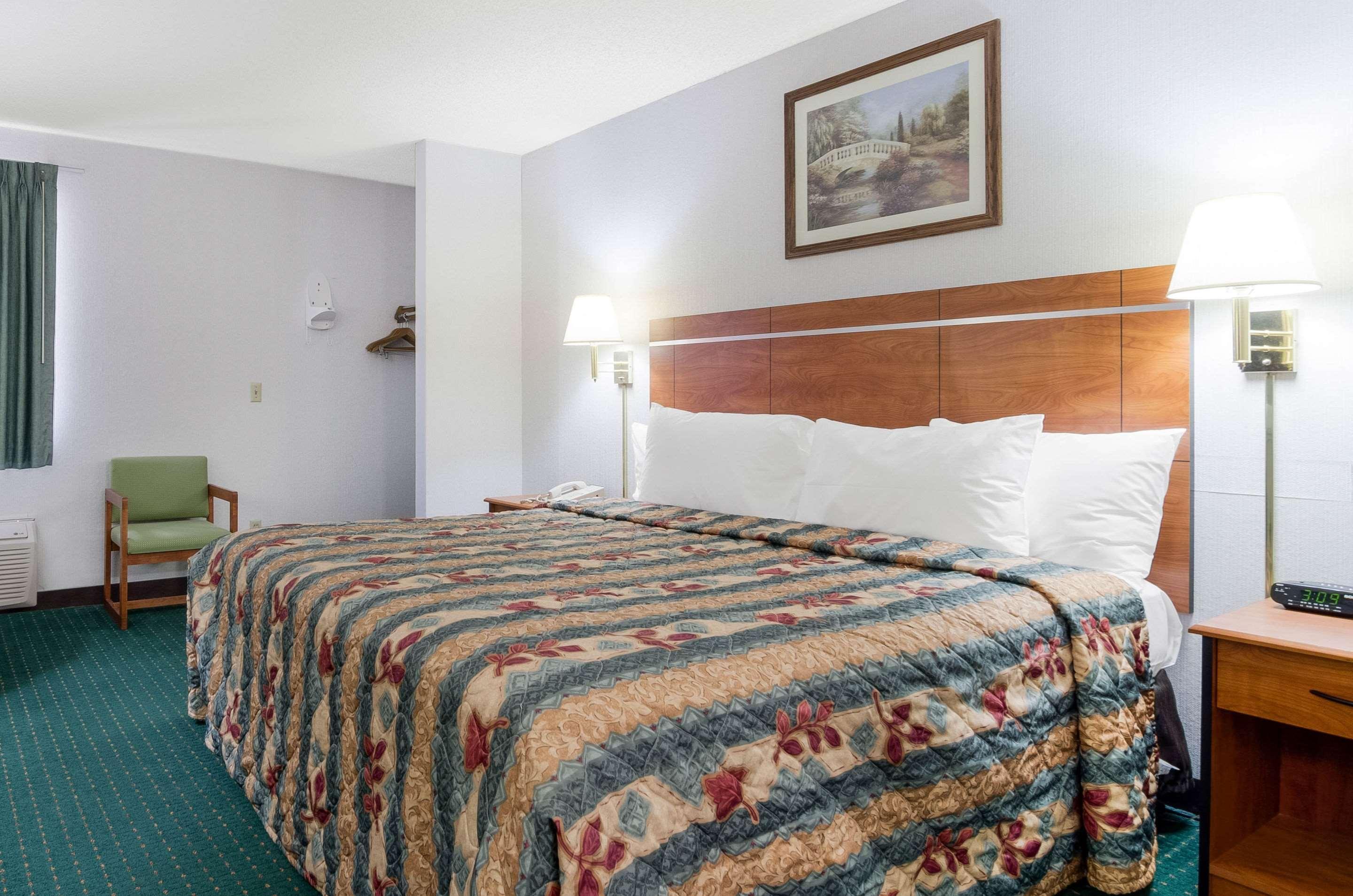 Econo Lodge Emporia Buitenkant foto