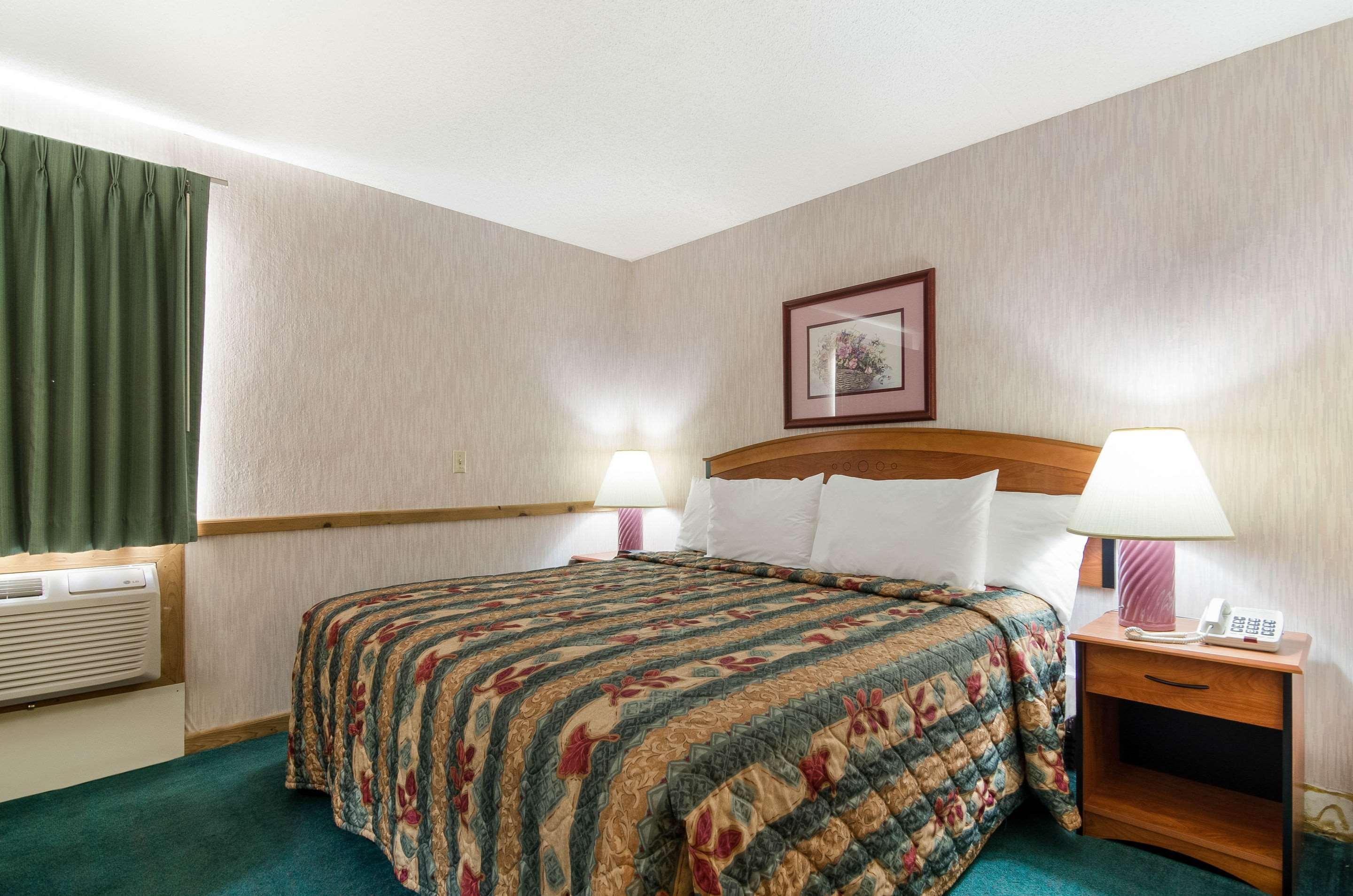 Econo Lodge Emporia Buitenkant foto