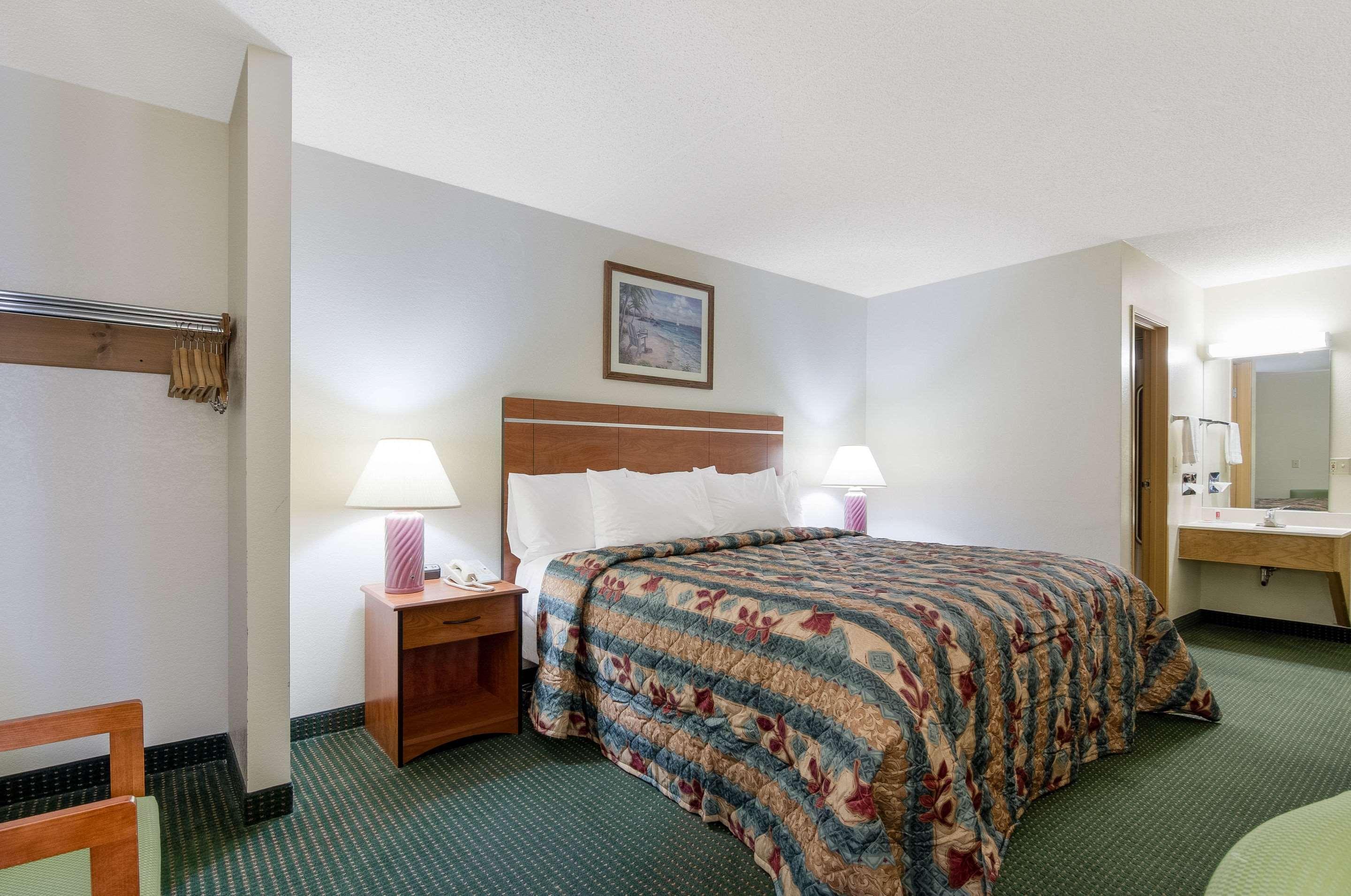 Econo Lodge Emporia Buitenkant foto