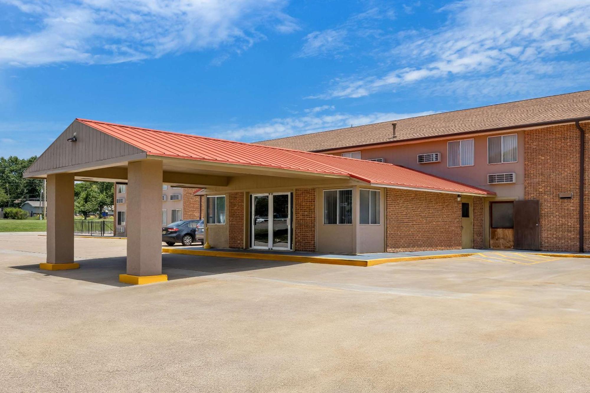 Econo Lodge Emporia Buitenkant foto