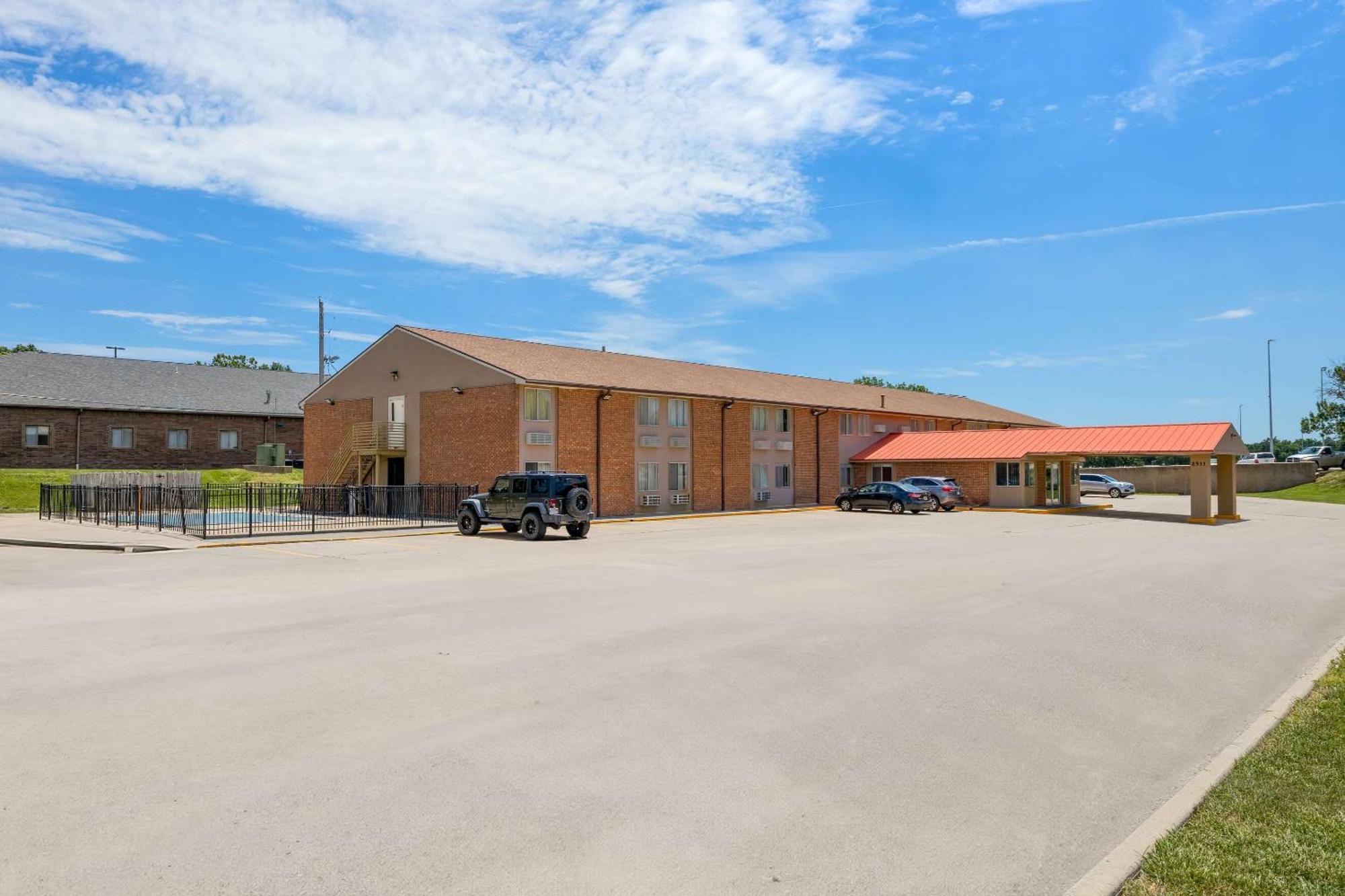 Econo Lodge Emporia Buitenkant foto